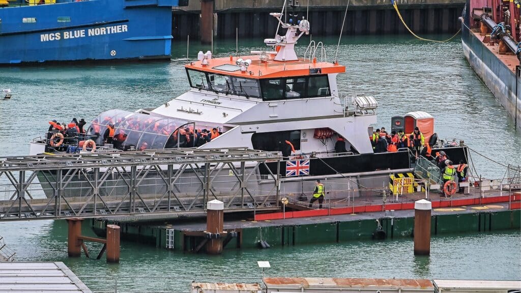 Ұлыбритания заңсыз еңбек мигранттарын шешіндіріп, ауыз қуысын да тексереді