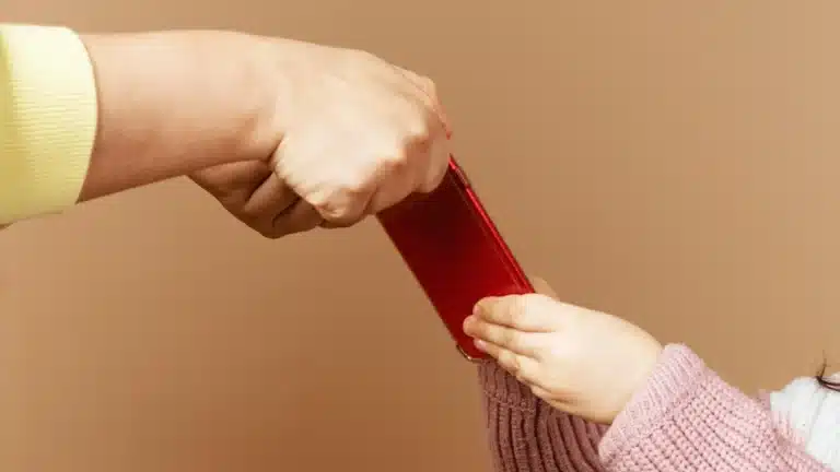 Аймағамбетов балалар үшін телефон мен ойындарды шектеуді ұсынды