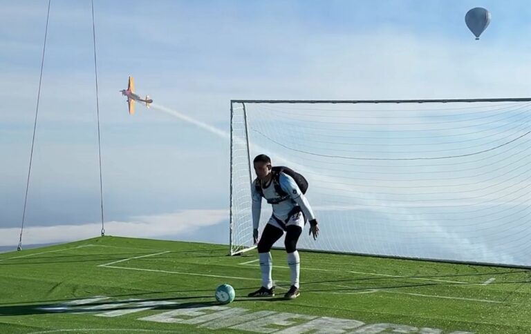 Аспанда футбол ойнаған блогер әлемдік рекорд орнатты (видео)