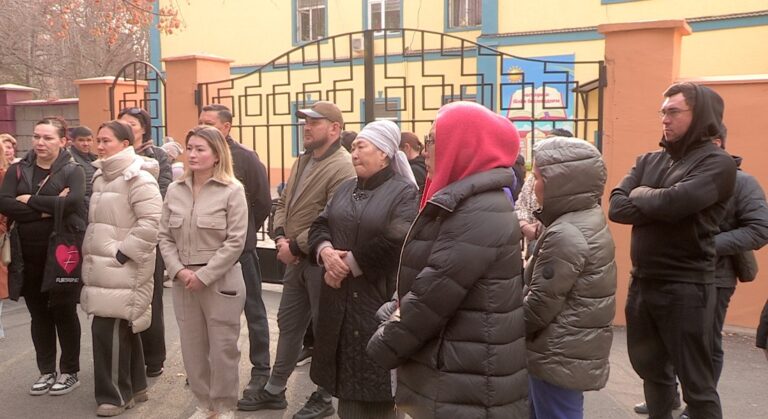 «Баламыз тегін оқуға құқылы»: Жекеменшік мектептер төңірегінде шу басылмай тұр