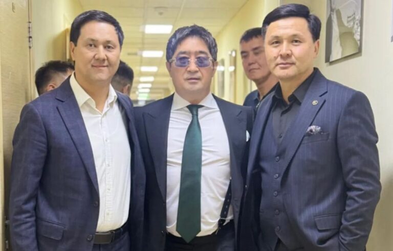 Үстінен қылмыстық іс қозғалған Мұқасан Шахзадаев концертте ән айтып жүр