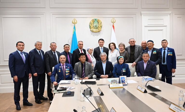 Дархан Сатыбалды бір топ желтоқсаншымен кездесті