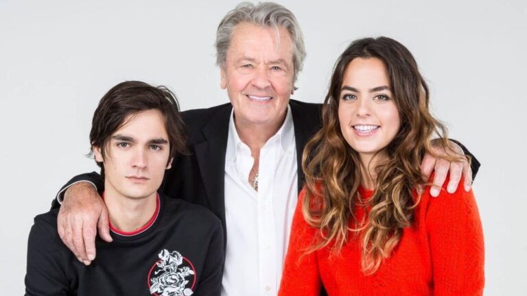 Актер Ален Делонның ұлы әпкесін өсиеттен шеттетуді талап етті