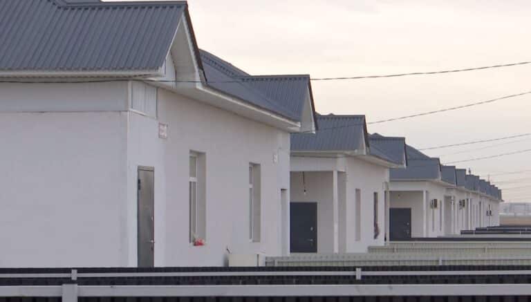 «Үйіміз көгеріп кетті»: Арыста тұрғындар әкімдікке шүйлікті