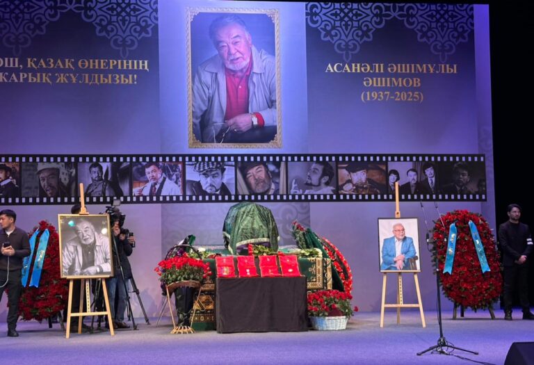 «Кеткісі келмегендей көрінді»: көпшілік Асанәлі Әшімовті ақтық сапарға шығарып салды