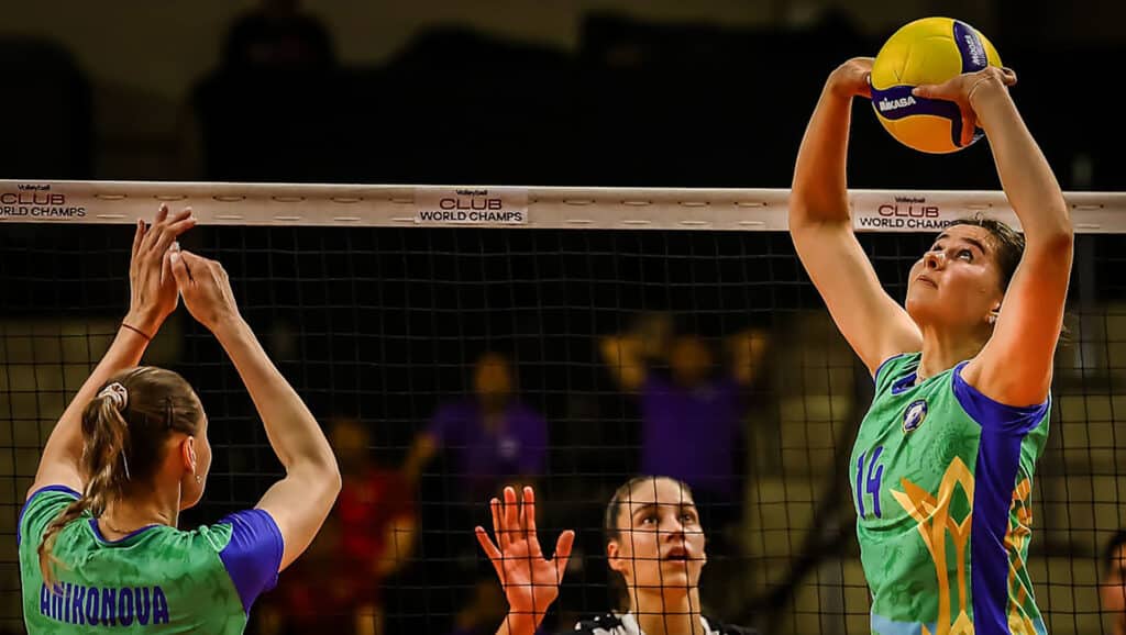 С мячом украинская разыгрывающая «Жетысу» Дарья Шаргородская