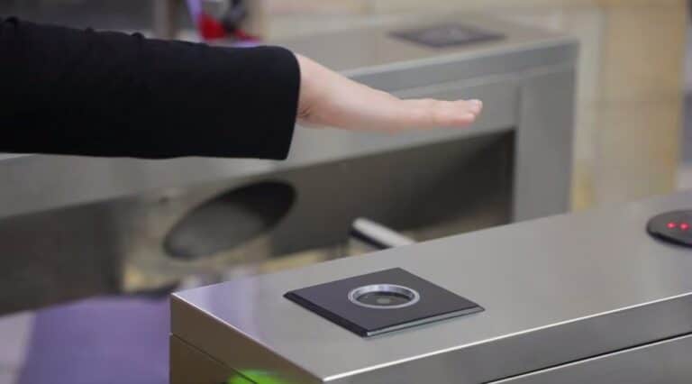 Ташкент метросында енді жолақыны алақан арқылы төлейтін болды