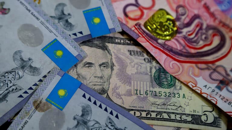 Крушение доллара ниже 500 тенге спрогнозировали в Казахстане