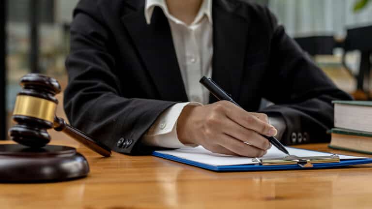 72-летняя женщина и ее 89-летняя тетя избили соседку в Акмолинской области