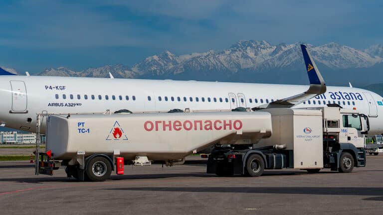 В Узбекистане начали производить авиатопливо из казахстанской нефти