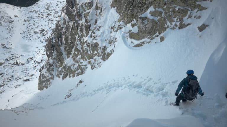 В горах Алматы введут новые меры безопасности из-за лавин