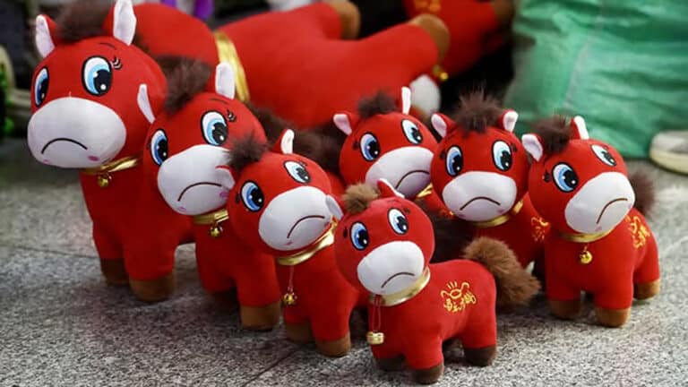 Бракованная плюшевая лошадка с грустной мордочкой покорила Китай