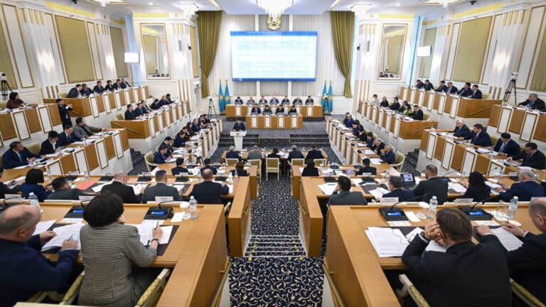 Обязанность взрослых детей помогать родителям пропишут в Конституции