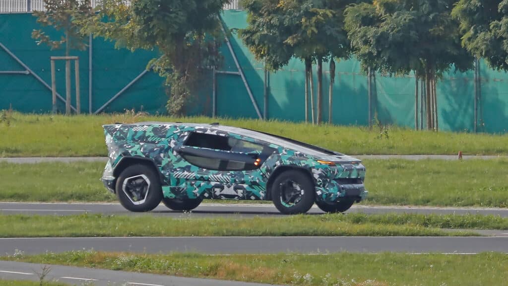 На фоне этого кроссовера даже Tesla Cybertruck кажется обычной машиной