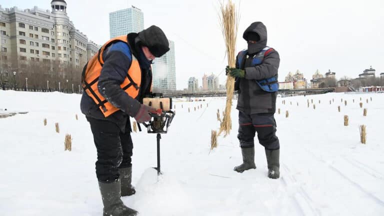 В акимате объяснили, зачем на льду реки Есиль в Астане делают лунки