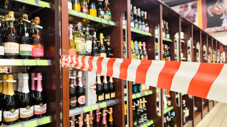 Продажу алкоголя по вечерам предложили запретить в Казахстане