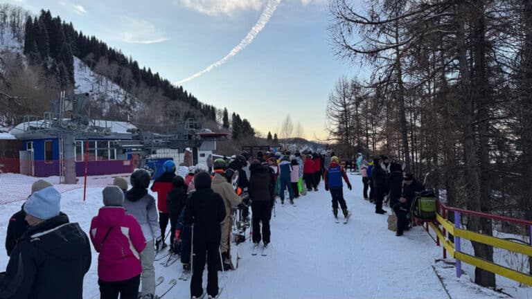 Очереди и пробки стали частью отдыха на горнолыжных курортах Центральной Азии