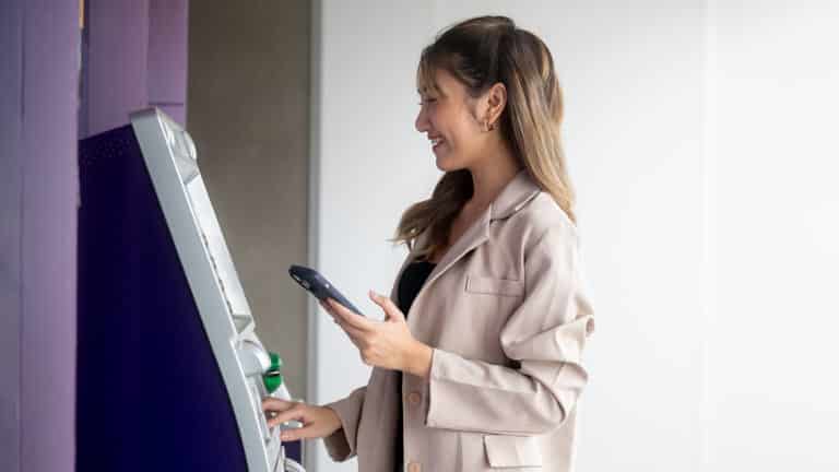 Банки будут хранить видео с казахстанцами, снимающими наличные, в течение полугода