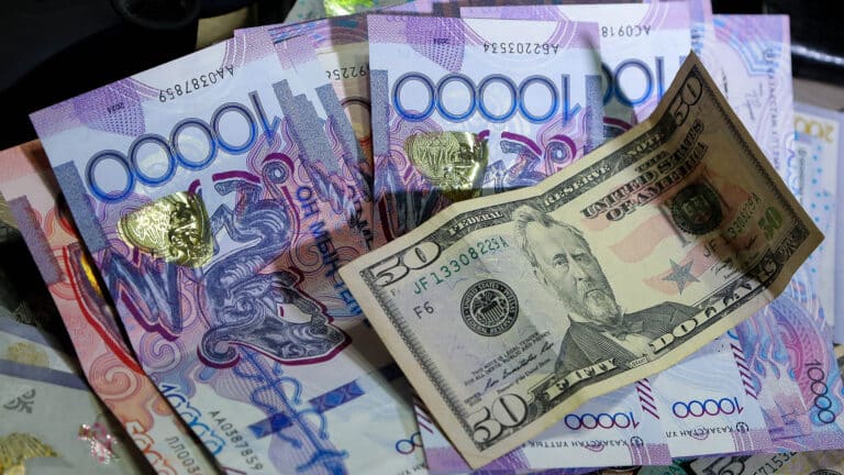 Когда тенге ослабнет до 590 за доллар, рассказали аналитики