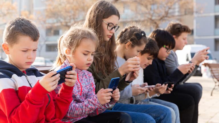 В Казахстане готовят законопроект об ограничении соцсетей для подростков