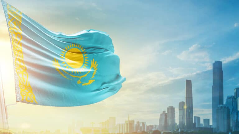 В Казахстане предложили поощрять уважение к госсимволам