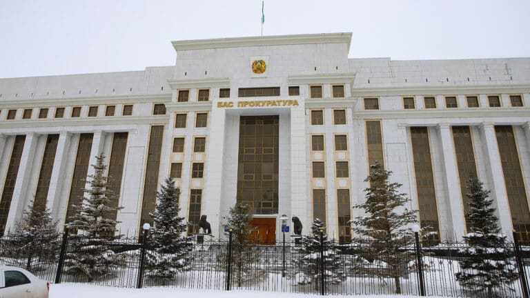 Только две трети казахстанцев доверяют прокуратуре