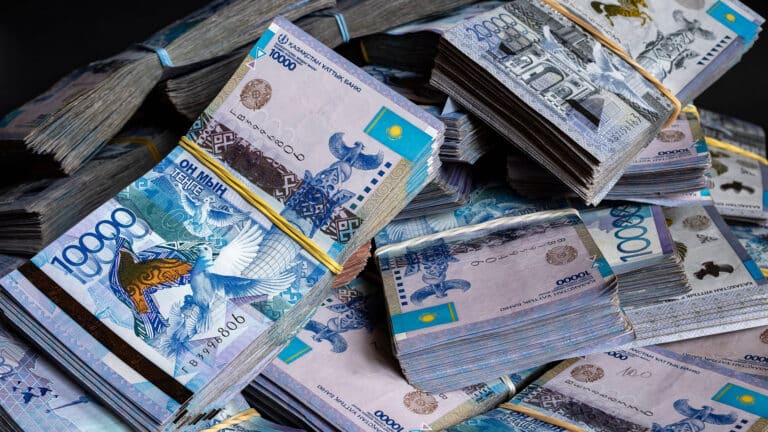 Срок обращения старых банкнот 10 тыс. тенге могут продлить из-за их популярности