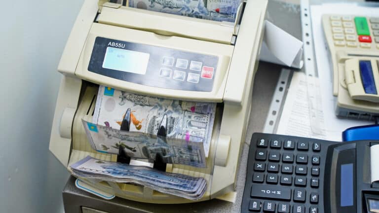 У миллионов казахстанцев увеличилась зарплата за счет налогового вычета