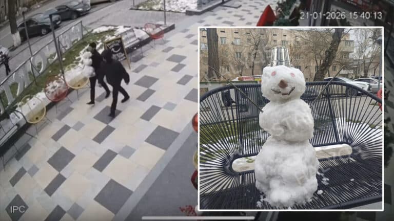 Двое мужчин украли снеговика в Шымкенте