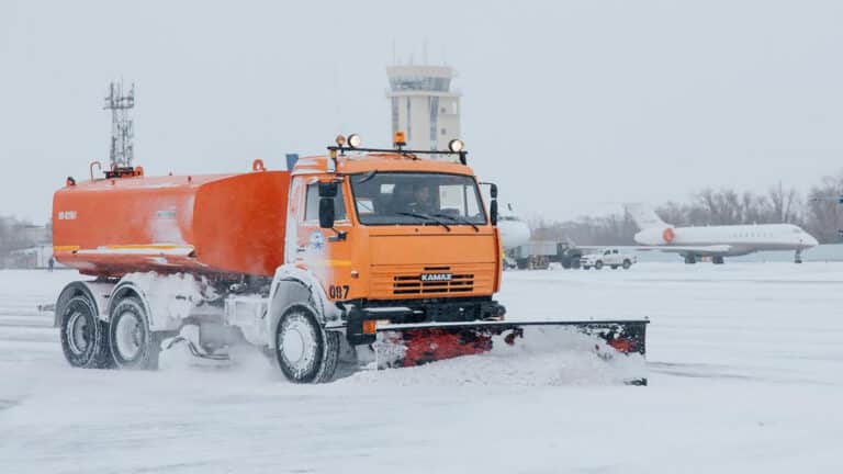 На взлетную полосу аэропорта Атырау высыпали 23 тонны реагента из-за гололеда