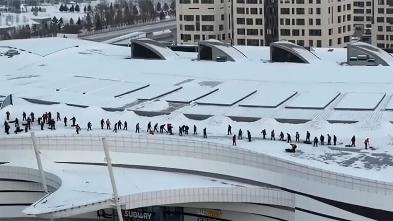 Уборка снега с гигантского ТРЦ Астаны напомнила фреску из древнего Египта