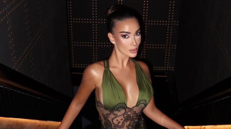 Блогерша Мадлен встретилась с кашалотами в открытом океане