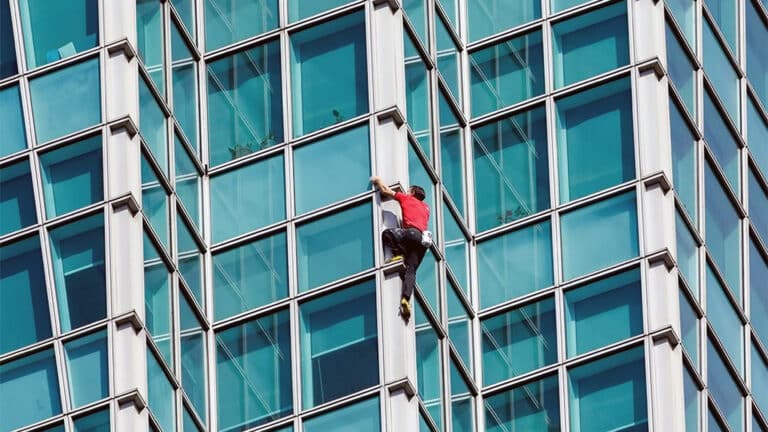 Самое высокое здание Тайваня покорилось скалолазу без страховки