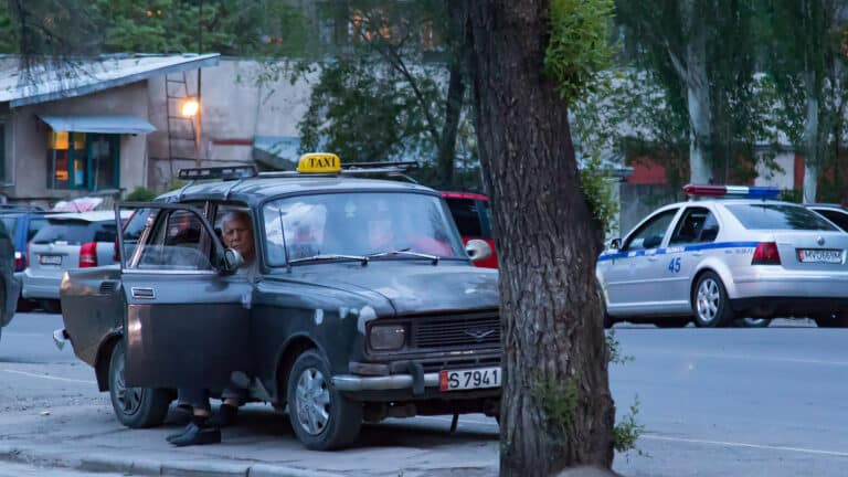 Рейды против таксистов без лицензий начнут в Кыргызстане
