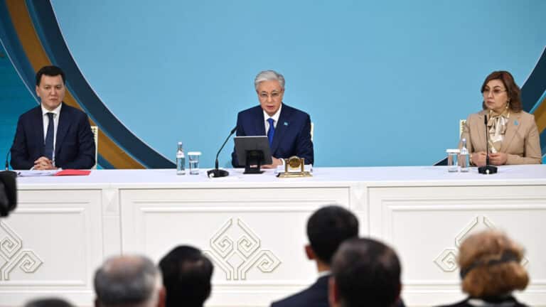 Токаев в шутку извинился за упразднение должности госсоветника