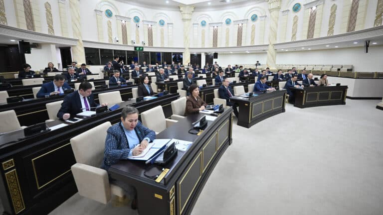 Сенатор заявил о тысячах попыток отмены арбитражных решений в Казахстане