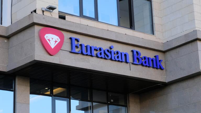 Чистая прибыль Евразийского банка упала на 82% на фоне борьбы миллионеров за контроль