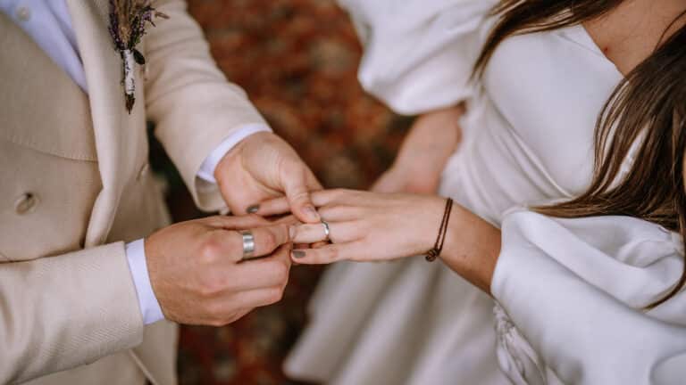 Супруги спустя 19 лет брака узнали, что они брат и сестра