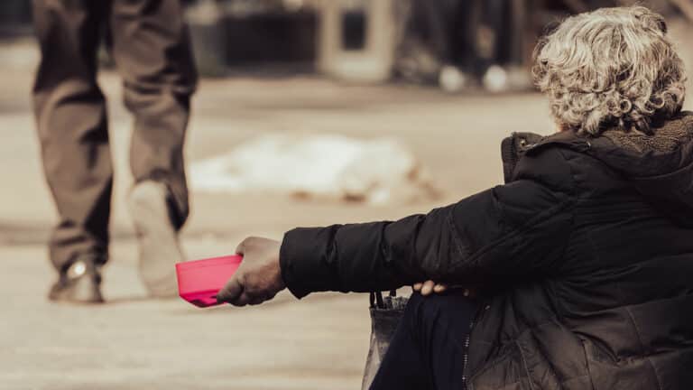 К казахстанцам стали чаще приставать на улицах гадалки и попрошайки