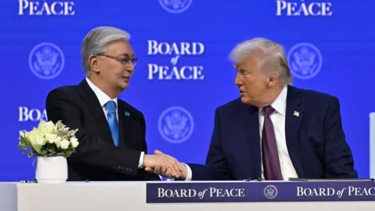 Токаев подписал устав Совета мира и Трамп похлопал его по плечу