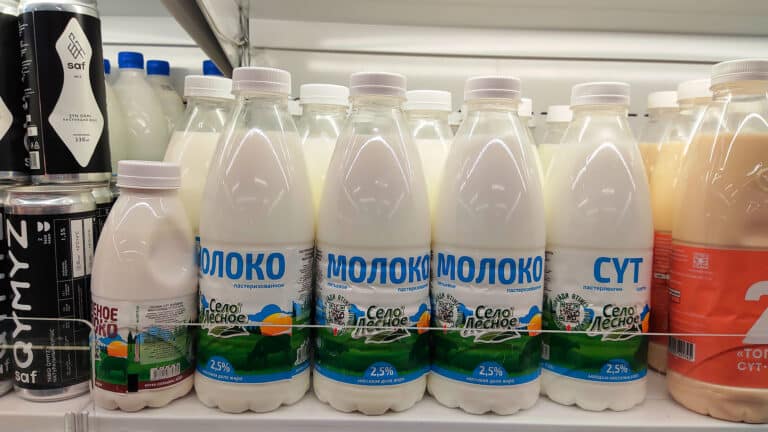 Среднюю цену на отечественное молоко назвали в правительстве