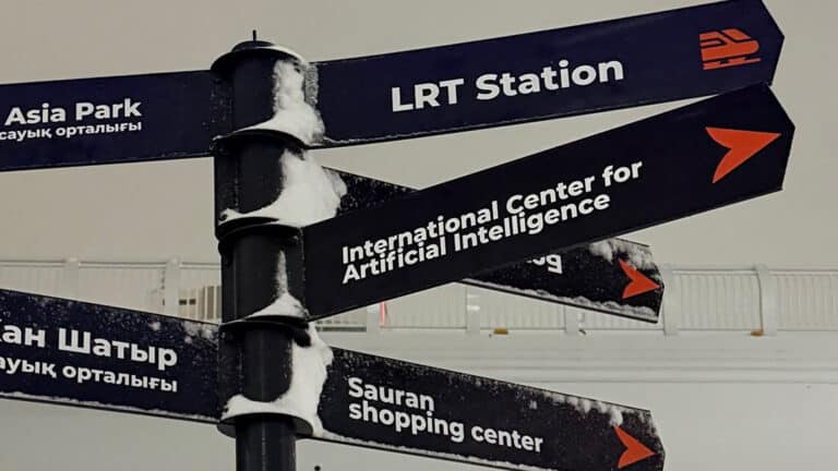 В Астане обновили и установили новые указатели на станции LRT