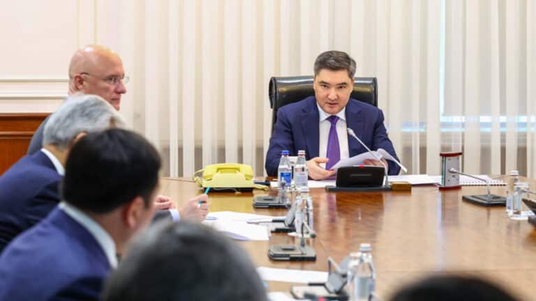 Бектенов призвал чиновников выйти из кабинетов и ускорить стройки в энергетике