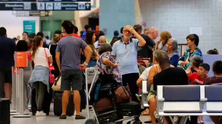 Десятки казахстанцев вторые сутки не могут вылететь из Индии