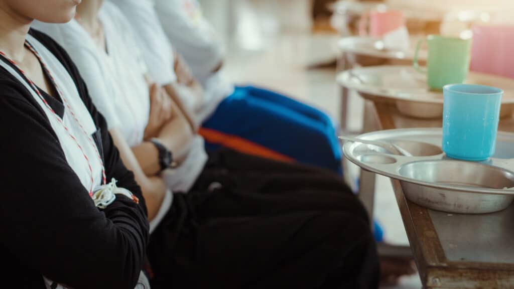 Бектенов признал проблемы со школьным питанием в Казахстане