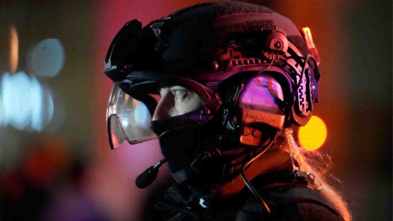 АҚШ-та полицейлер тұрғындарға оқ атты, елде толқулар басталды