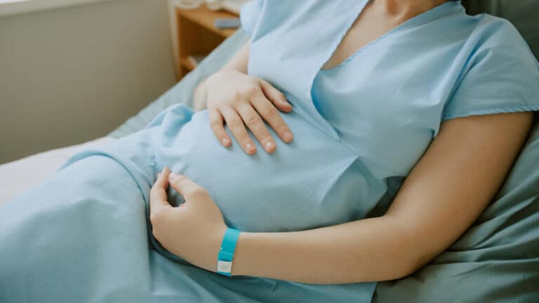 Средний размер выплаты по беременности и родам упал в Казахстане