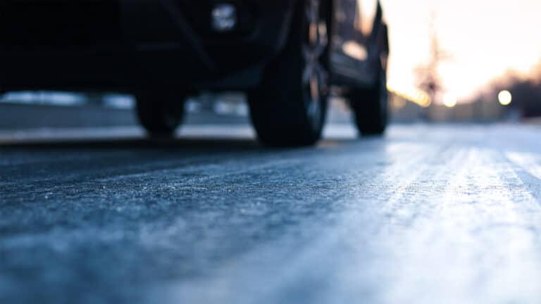 В 16 регионах Казахстана ухудшилась обстановка на трассах из-за метели