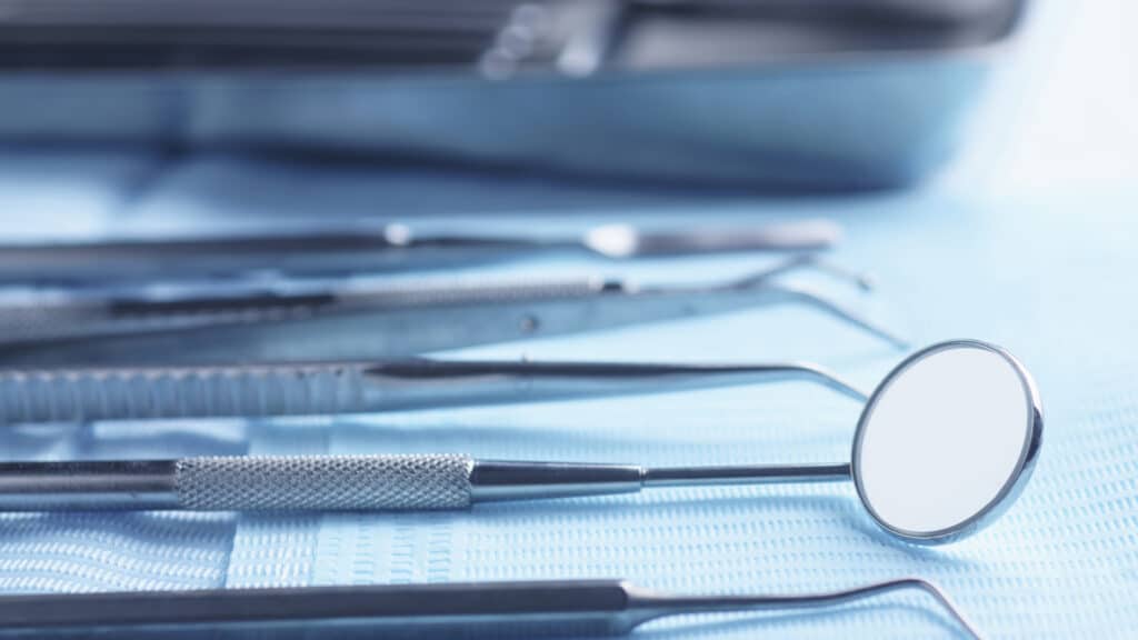 Через фиктивное лечение зубов казахстанцы вывели 200 миллиардов тенге с ЕНПФ