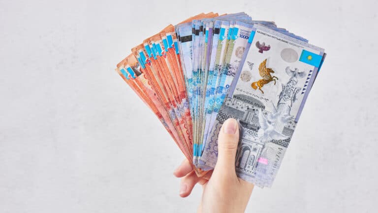 Кому в Казахстане предлагают зарплаты свыше миллиона тенге